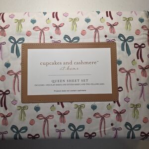 Cupcakes and Cashmere Christmas Ornaments And Bows Queen Sheet Set